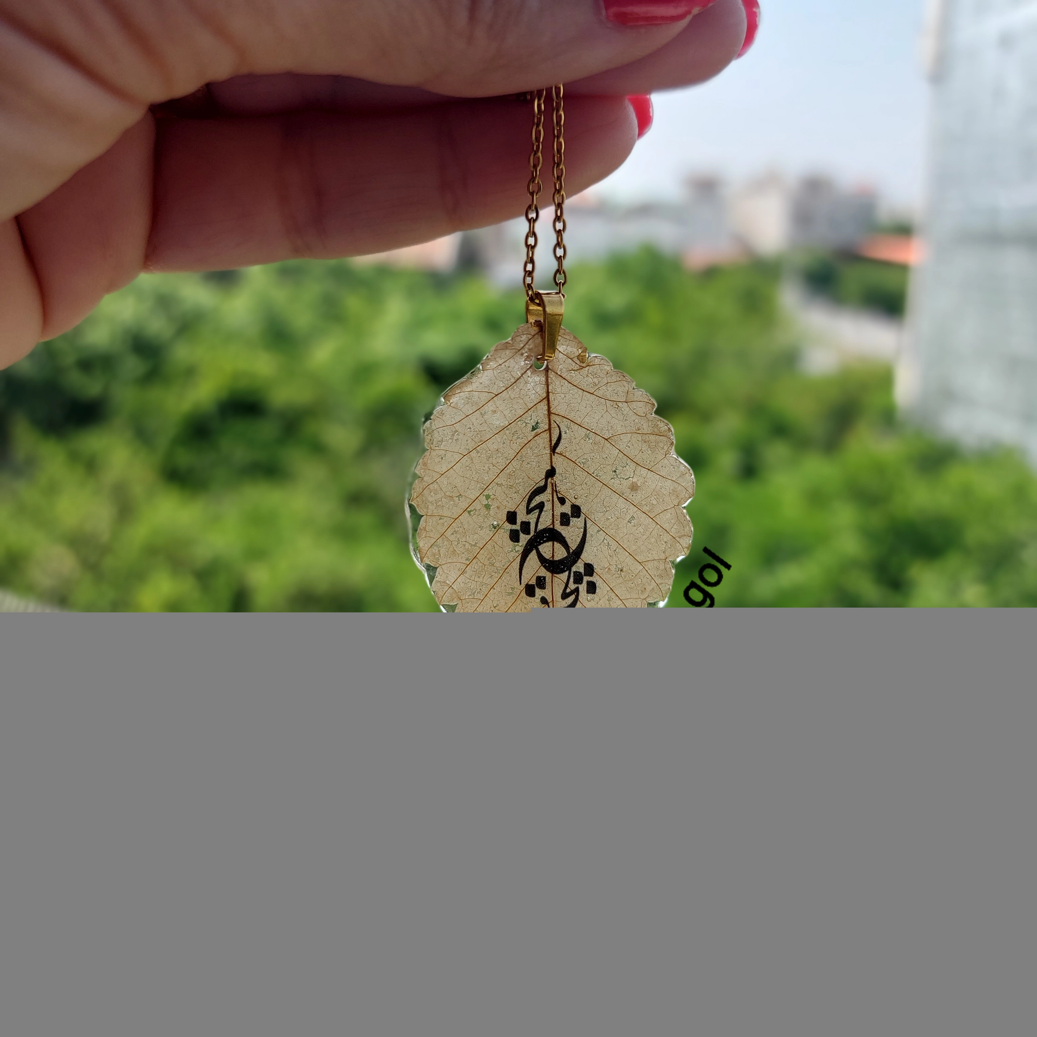 گردن‌آویز برگ پاییزی رزینی